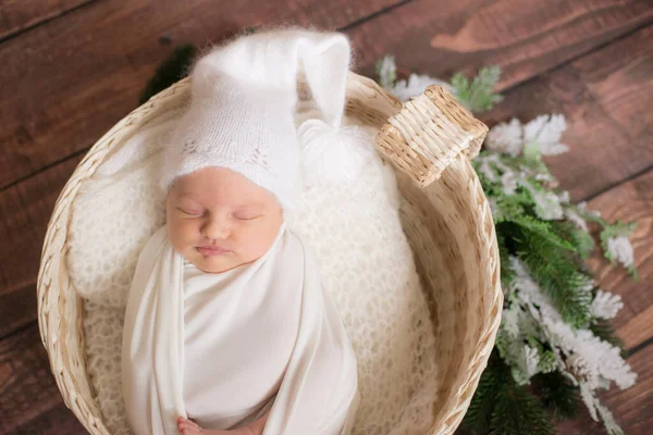 Petit Bébé Mignon Dans Une Couverture Blanche Bonnet Tricoté Blanc — Photo