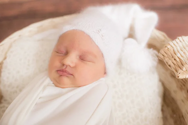 Μικρό Χαριτωμένο Μωρό Λευκή Κουβέρτα Και Λευκό Πλεκτό Καπάκι Ψάθινο — Φωτογραφία Αρχείου