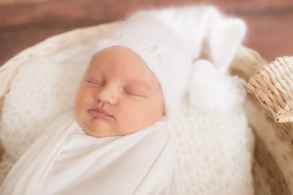 Kleine Schattige Baby Een Witte Deken Witte Gebreide Dop Een — Stockfoto