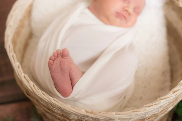 Pernas Bebê Pequeno Bonito Cobertor Branco Uma Cesta Vime Decorada — Fotografia de Stock