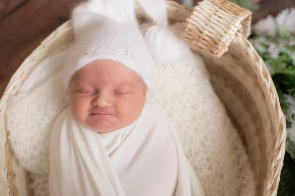 Μικρό Χαριτωμένο Μωρό Λευκή Κουβέρτα Και Λευκό Πλεκτό Καπάκι Ψάθινο — Φωτογραφία Αρχείου