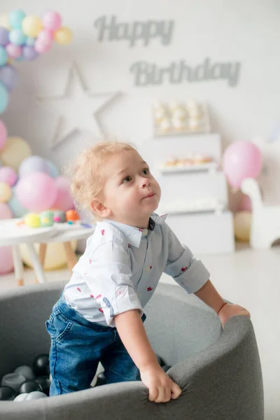 Słodki Chłopczyk Blond Włosami Urodzinach Dziecięcej Imprezie Balonami Basenie Jajami — Zdjęcie stockowe