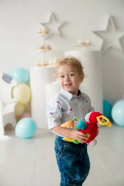 在孩子们的聚会上 一个带着气球和蛋糕的金发碧眼的小男孩在生日那天很可爱 孩子们的派对气球 — 图库照片