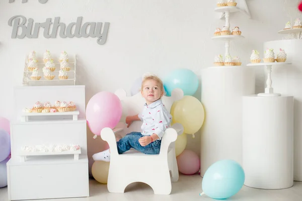 Słodki Chłopczyk Blond Włosami Urodzinach Dziecięcej Imprezie Balonami Ciastkami Impreza — Zdjęcie stockowe