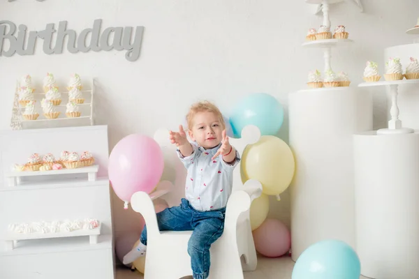 Lindo Niño Con Pelo Rubio Cumpleaños Una Fiesta Infantil Con —  Fotos de Stock