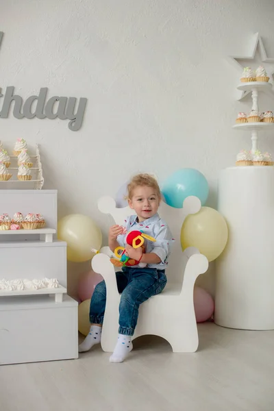 Ragazzino Carino Con Capelli Biondi Giorno Del Suo Compleanno Una — Foto Stock