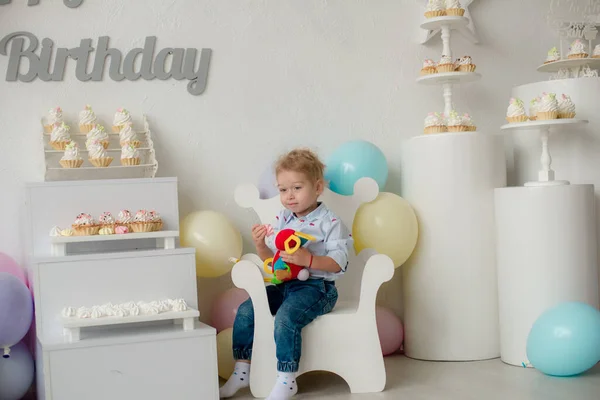 Słodki Chłopczyk Blond Włosami Urodzinach Dziecięcej Imprezie Balonami Ciastkami Impreza — Zdjęcie stockowe