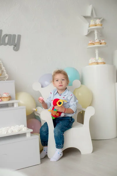 Ragazzino Carino Con Capelli Biondi Giorno Del Suo Compleanno Una — Foto Stock