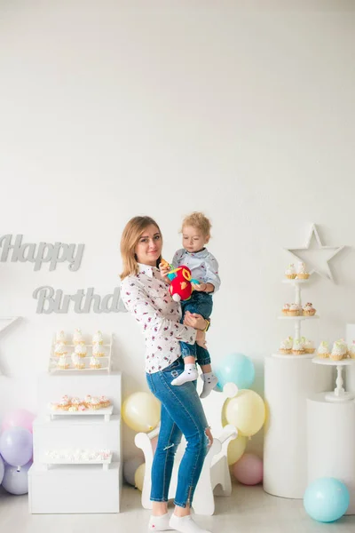Młoda Matka Swoim Słodkim Synkiem Urodzinach Dziecięcej Imprezie Balonami Ciastkami — Zdjęcie stockowe