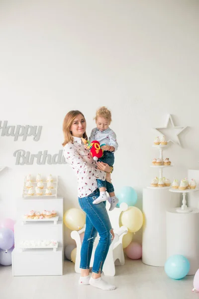 Giovane Madre Con Suo Piccolo Figlio Carino Suo Compleanno Una — Foto Stock