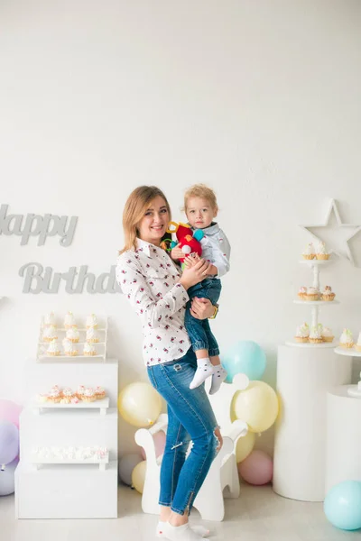 Joven Madre Con Pequeño Hijo Lindo Cumpleaños Una Fiesta Infantil —  Fotos de Stock