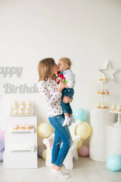 Giovane Madre Con Suo Piccolo Figlio Carino Suo Compleanno Una — Foto Stock