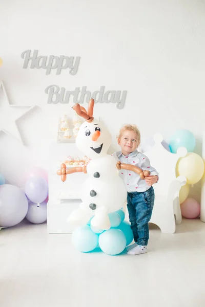 Lindo Niño Con Pelo Rubio Cumpleaños Una Fiesta Infantil Con —  Fotos de Stock