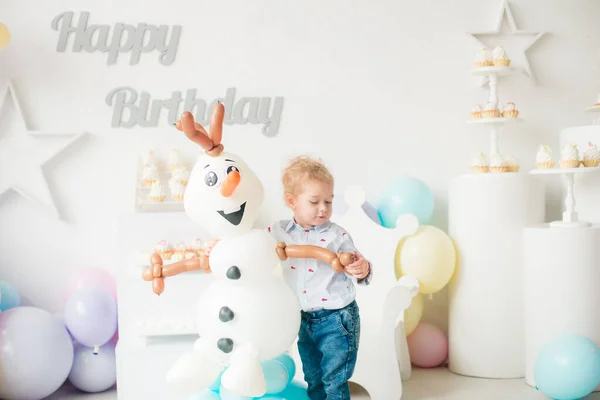 Doğum Gününde Balonlar Pastalarla Çocuk Partisinde Sarı Saçlı Şirin Bir — Stok fotoğraf