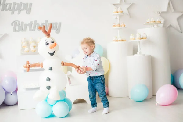 Lindo Niño Con Pelo Rubio Cumpleaños Una Fiesta Infantil Con — Foto de Stock