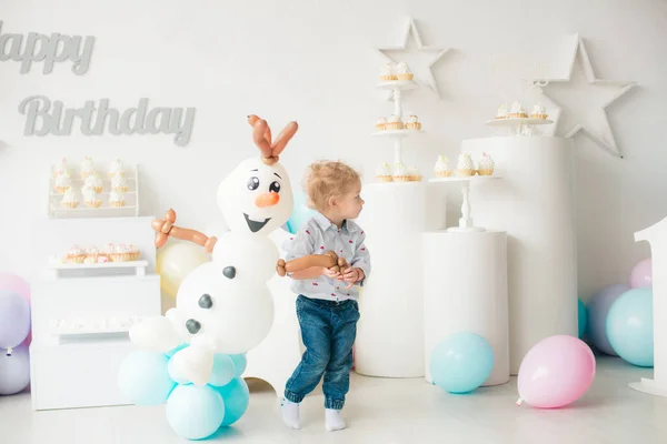 在孩子们的聚会上 一个带着气球和蛋糕的金发碧眼的小男孩在生日那天很可爱 孩子们的派对气球 — 图库照片
