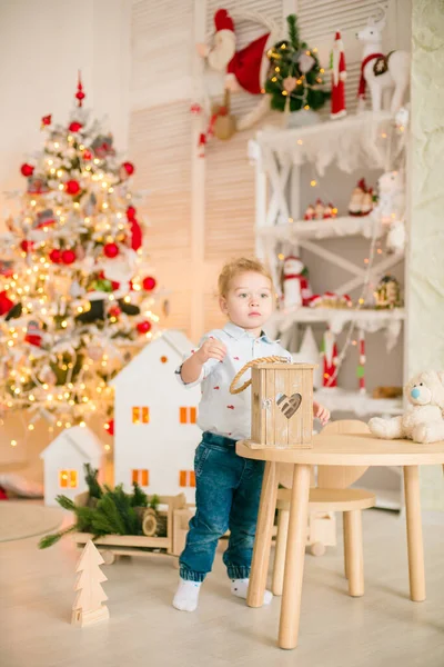 Sarı Saçlı Şirin Çocuk Noel Ağacının Yanında Süslenmiş Parlak Bir — Stok fotoğraf