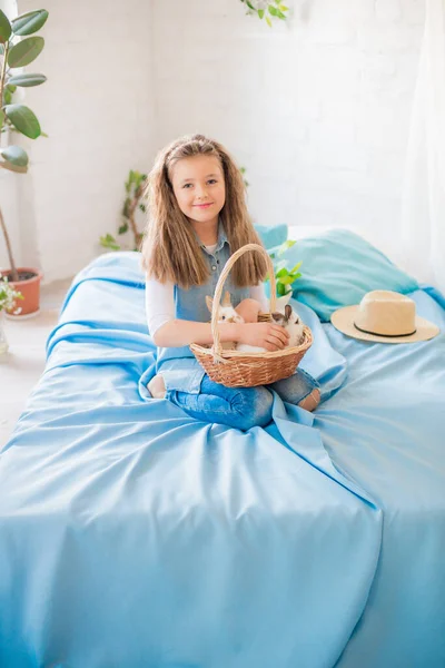 Roztomilé Dospívající Dívka Džínách Velikonočním Králíkem Jasném Jarním Pokoji Zdobené — Stock fotografie