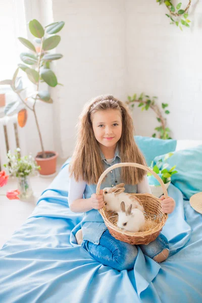 Adolescente Mignonne Jeans Avec Lapin Pâques Dans Une Salle Printemps — Photo