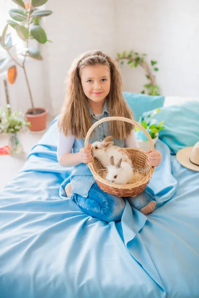 Menina Adolescente Bonito Jeans Com Coelho Páscoa Uma Sala Primavera — Fotografia de Stock