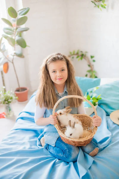 Cute Teen Girl Dżinsach Królikiem Wielkanocnym Jasnym Pokoju Wiosna Urządzone — Zdjęcie stockowe