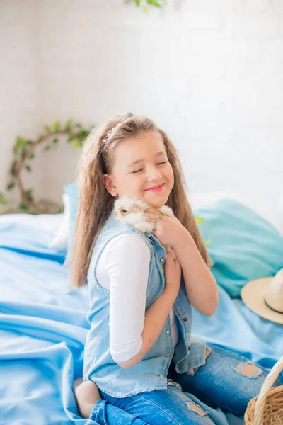 Aranyos Tinédzser Lány Farmerban Egy Húsvéti Nyúllal Egy Fényes Tavaszi — Stock Fotó
