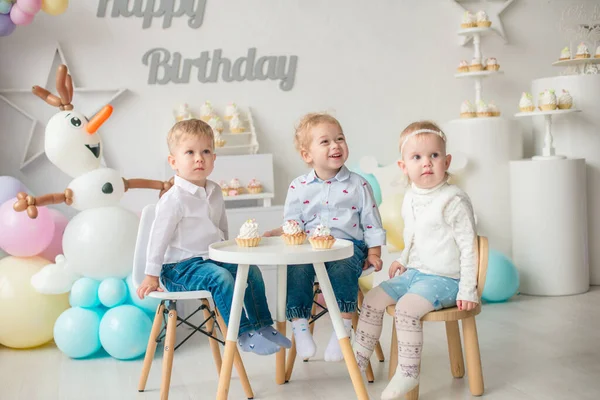 Çocuk Partisinde Balonlu Doğum Günü Pastalarının Olduğu Masadaki Sevimli Kız — Stok fotoğraf