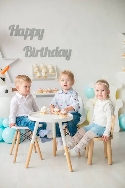 Lindos Niños Niñas Una Mesa Con Pasteles Cumpleaños Una Fiesta —  Fotos de Stock