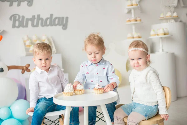 Słodcy Mali Chłopcy Dziewczyna Przy Stole Tortami Urodzinowymi Imprezie Dla — Zdjęcie stockowe