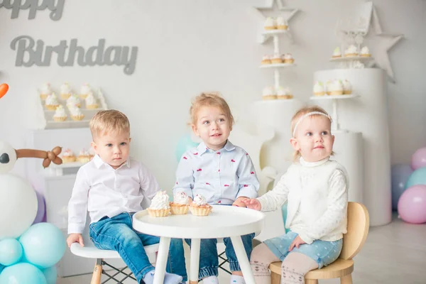 Meninos Meninas Bonitos Uma Mesa Com Bolos Aniversário Uma Festa — Fotografia de Stock