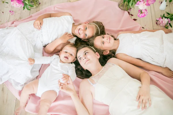 Des Enfants Mignons Petit Frère Des Sœurs Aînées Robes Blanches — Photo