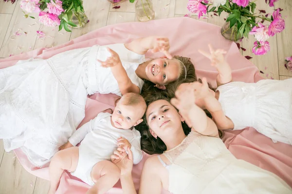 Niños Lindos Hermano Pequeño Hermanas Mayores Con Vestidos Blancos Yacen — Foto de Stock