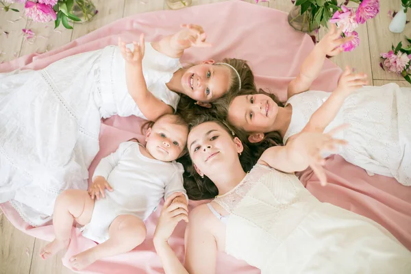 Des Enfants Mignons Petit Frère Des Sœurs Aînées Robes Blanches — Photo