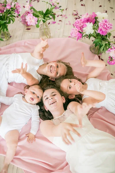 Des Enfants Mignons Petit Frère Des Sœurs Aînées Robes Blanches — Photo