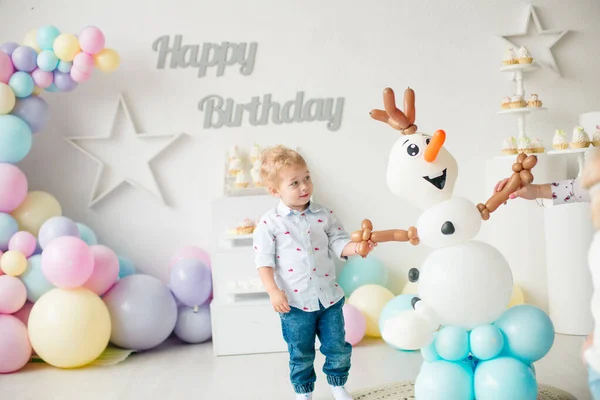 Doğum Gününde Balonlar Pastalarla Çocuk Partisinde Sarı Saçlı Şirin Bir — Stok fotoğraf