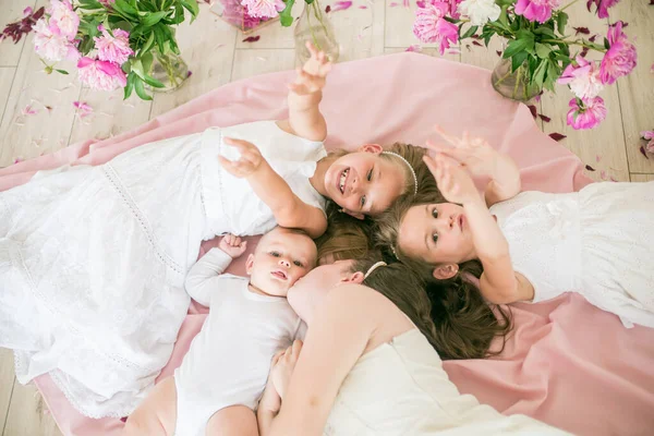 Słodkie Dzieci Młodszy Brat Starsze Siostry Białych Sukienkach Leżą Razem — Zdjęcie stockowe