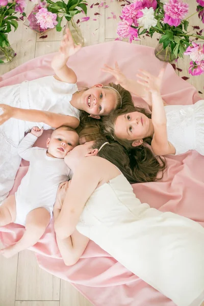 Des Enfants Mignons Petit Frère Des Sœurs Aînées Robes Blanches — Photo