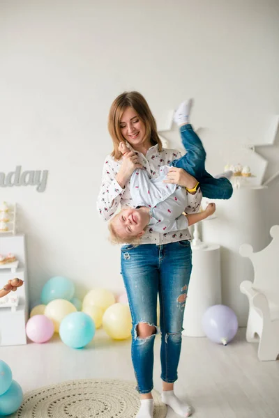 Küçük Tatlı Oğluyla Birlikte Bir Çocuk Partisinde Balon Kekle Genç — Stok fotoğraf