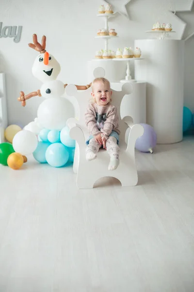 Balonlu Bir Çocuk Partisinde Elinde Doğum Günü Pastası Olan Sevimli — Stok fotoğraf