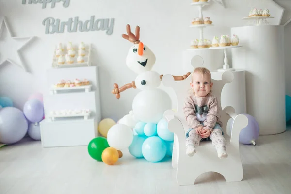 Słodka Dziewczynka Tortami Urodzinowymi Imprezie Dla Dzieci Balonami Impreza Dla — Zdjęcie stockowe