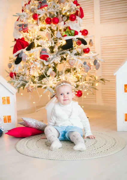 Χαριτωμένο Κοριτσάκι Ξανθά Μαλλιά Παίζει Ένα Φωτεινό Δωμάτιο Διακοσμημένο Χριστουγεννιάτικες — Φωτογραφία Αρχείου