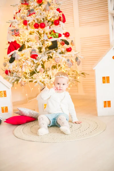 Sarı Saçlı Şirin Küçük Kız Noel Ağacının Yanındaki Parlak Bir — Stok fotoğraf