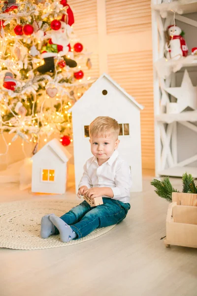 Menino Bonito Com Cabelo Loiro Brinca Com Brinquedos Quarto Brilhante — Fotografia de Stock