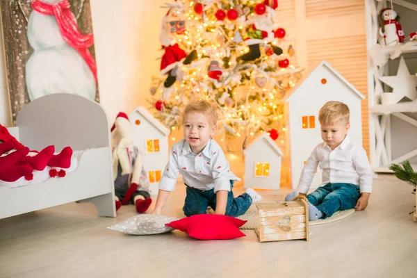 Lindos Niños Pequeños Con Pelo Rubio Juega Una Habitación Luminosa —  Fotos de Stock