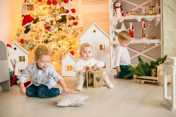 Sarışın Şirin Çocuklar Noel Ağacının Yanında Süslenmiş Parlak Bir Odada — Stok fotoğraf