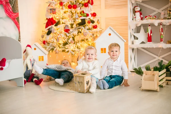 Sarışın Şirin Çocuklar Noel Ağacının Yanında Süslenmiş Parlak Bir Odada — Stok fotoğraf