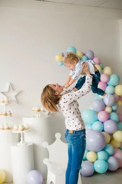 Giovane Madre Con Suo Piccolo Figlio Carino Suo Compleanno Una — Foto Stock