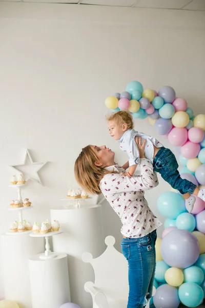 Giovane Madre Con Suo Piccolo Figlio Carino Suo Compleanno Una — Foto Stock