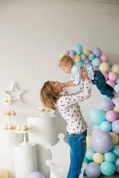 Młoda Matka Swoim Słodkim Synkiem Urodzinach Dziecięcej Imprezie Balonami Ciastkami — Zdjęcie stockowe