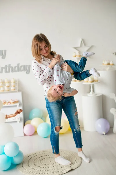 Mladá Matka Svým Roztomilým Synem Jeho Narozeniny Dětské Párty Balónky — Stock fotografie